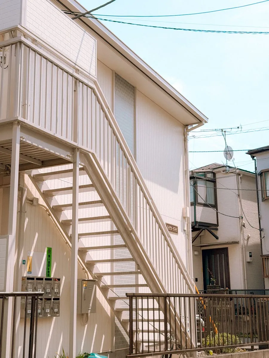 外階段のある2階建てアパート（鉄骨造の例）
